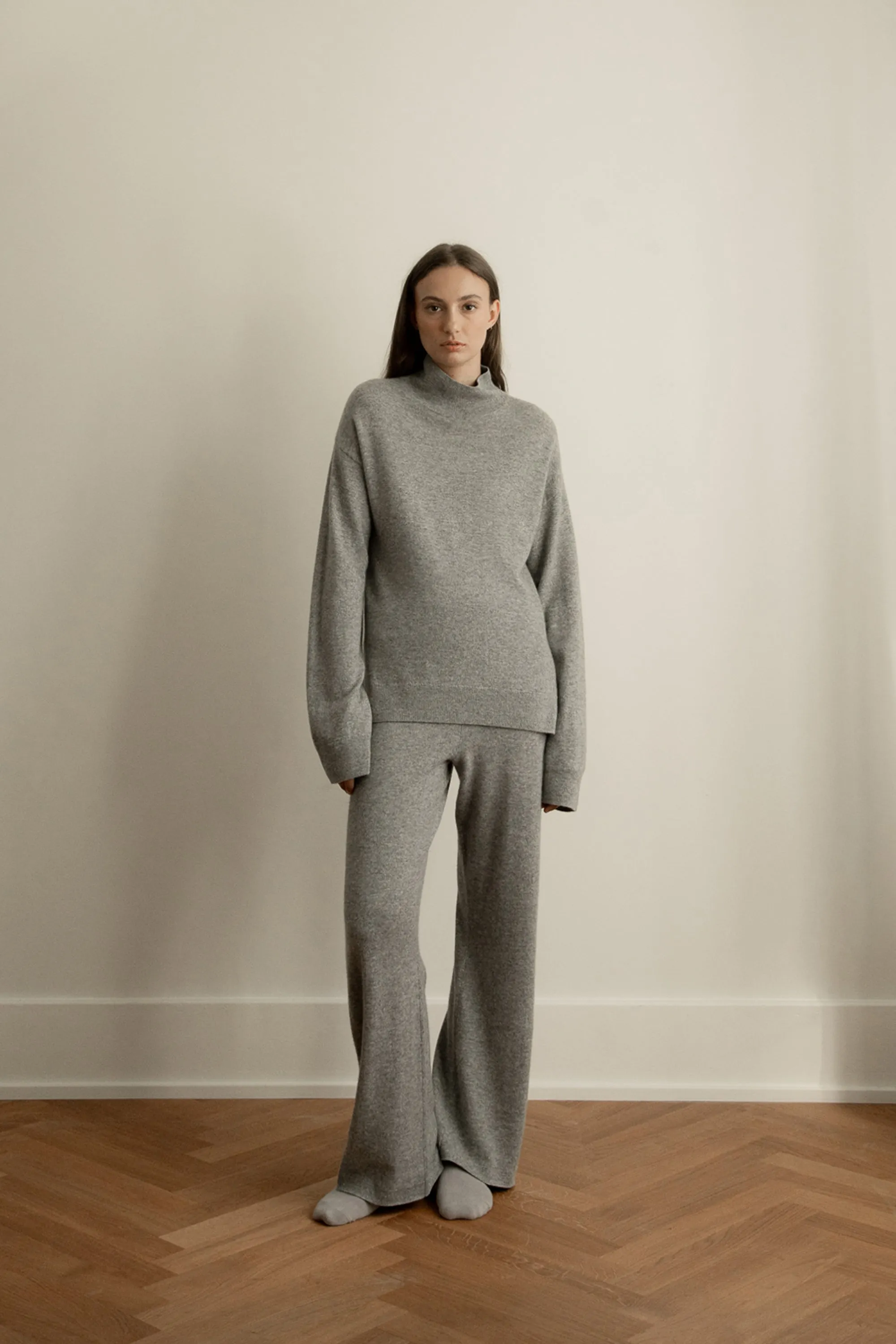 100% CASHMERE TURTLENECK SWEATER